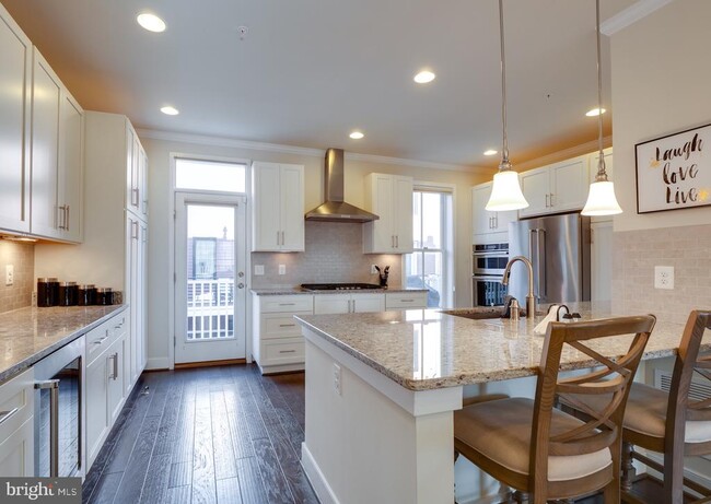Building Photo - 726 Bluemont Ave