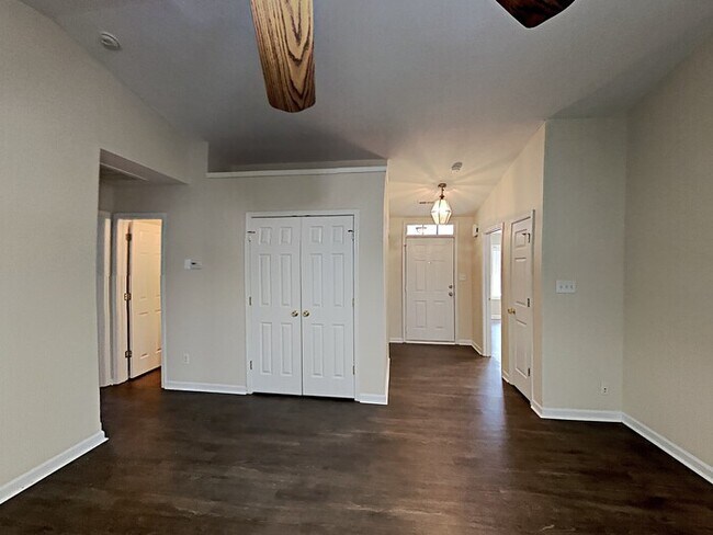 Foto del edificio - 6532 Wandering Creek Dr