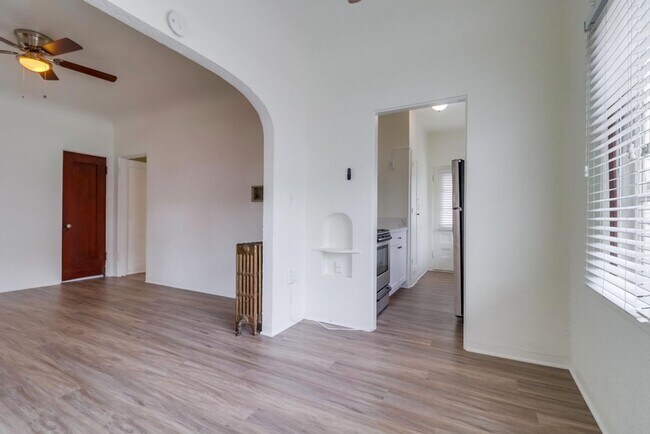 Foto del edificio - Charming Top Floor 1-Bedroom Apartment in Bankers Hill!