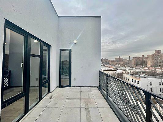 Foto del edificio - 3 bedroom in BRONX NY 10460