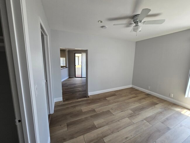 Building Photo - 2107 N Beachwood Dr