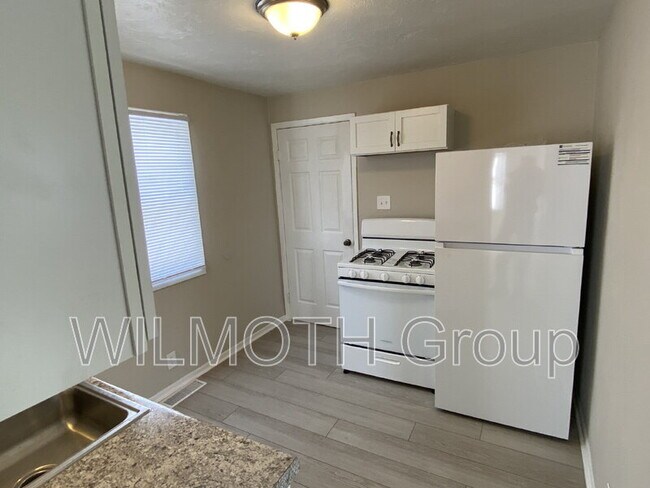 Building Photo - 706 W 23rd St