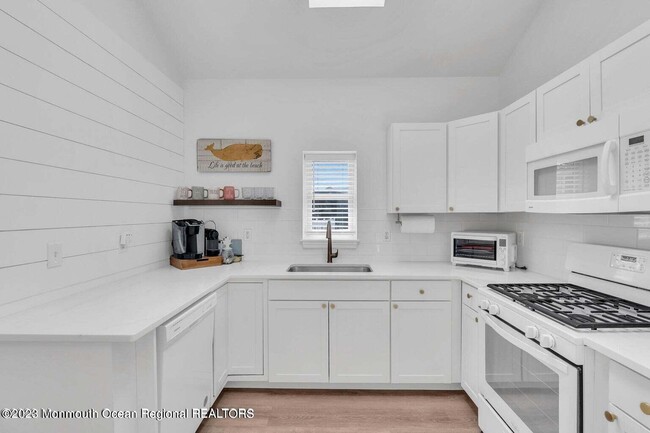 Building Photo - 638 Redmond Ave