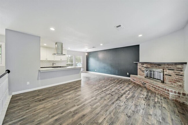 Building Photo - 9 Hasting Oak Ct