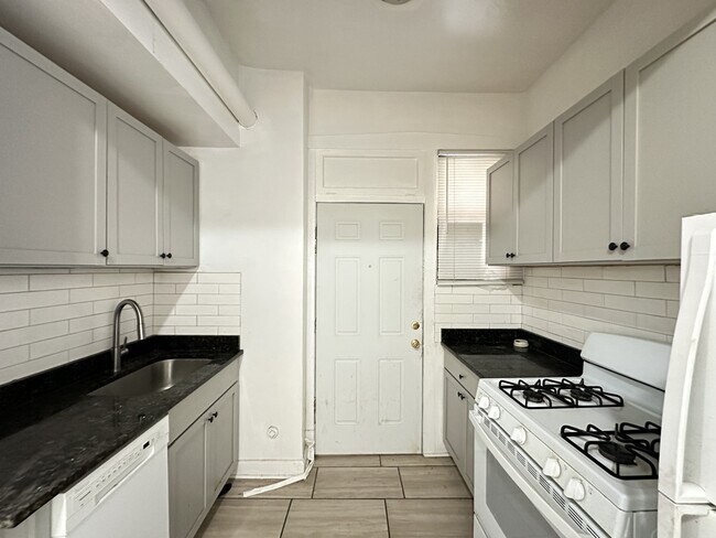 Building Photo - 1321.5 W Estes Ave