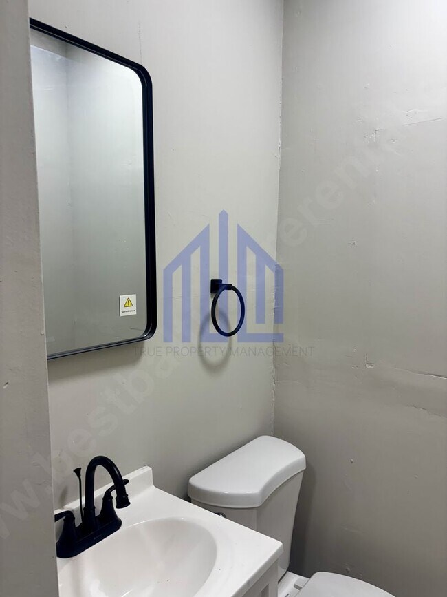 Foto del edificio - Coming Soon!!!!!! Spacious 4 Bedroom in West Baltimore