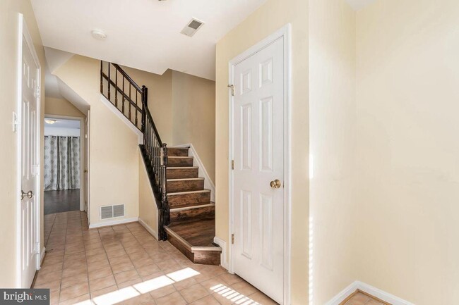Building Photo - 5735 Goldfinch Ct