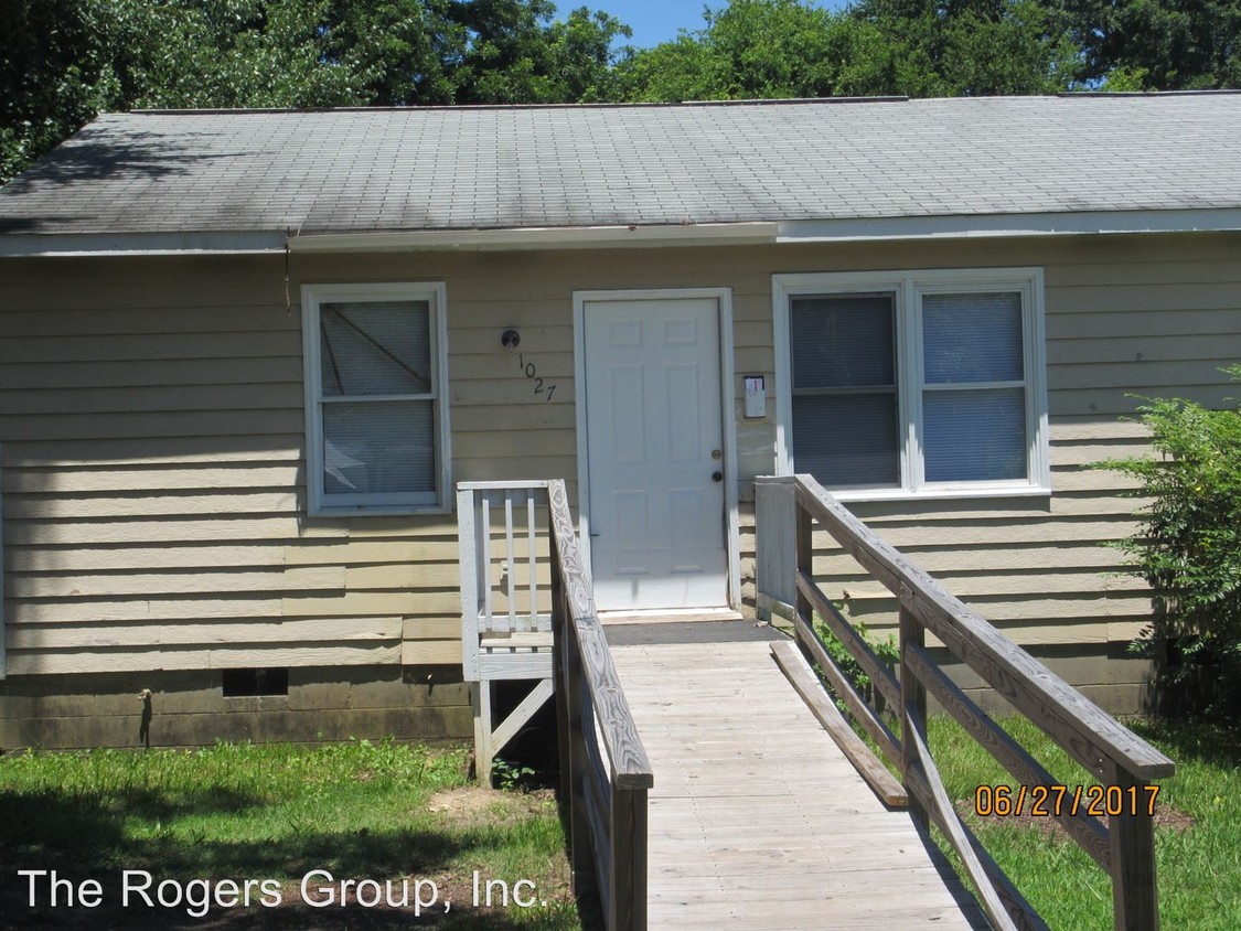 Primary Photo - 1027 Maple St