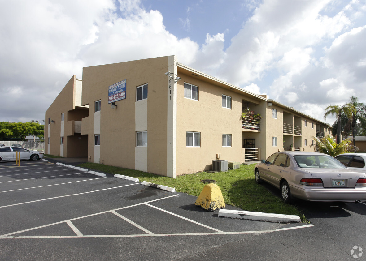 9805 W Okeechobee Rd - Okeechobee Apartments