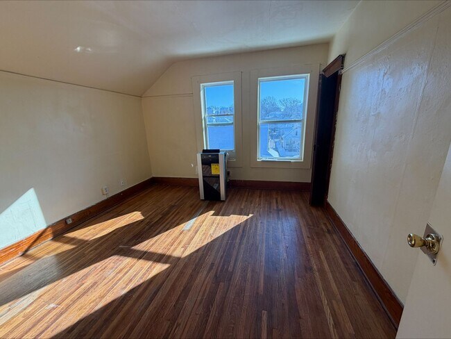 Building Photo - 2 bed 1 bath house for rent!