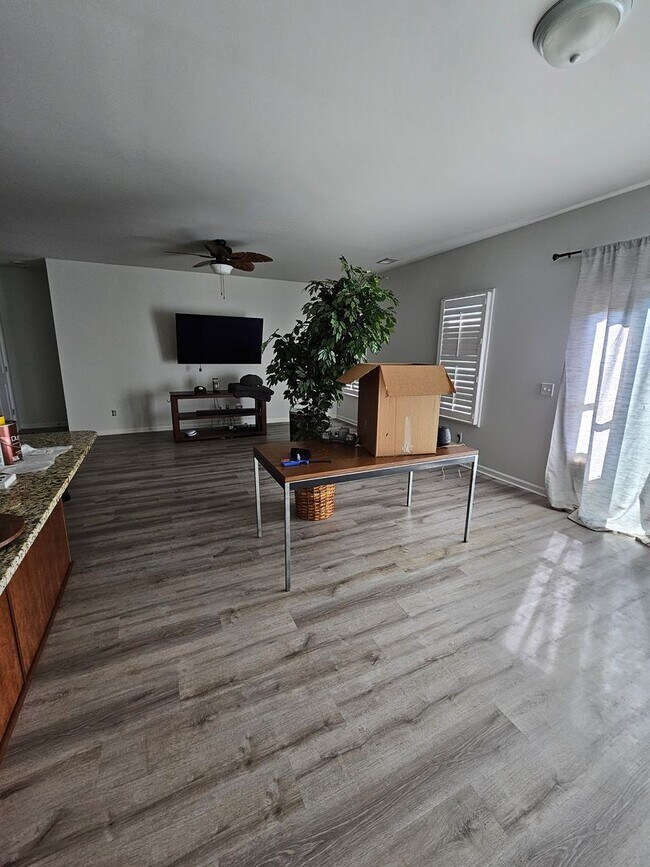 Building Photo - Gorgeous Goose Creek Home!