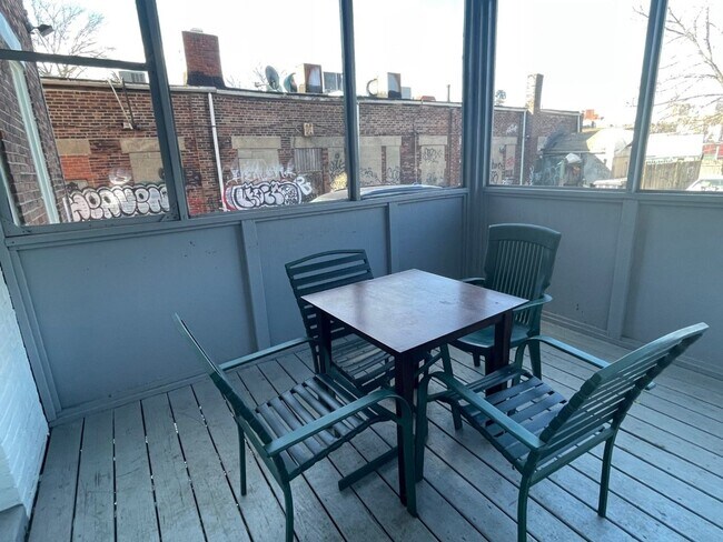 Foto del edificio - Excellent 5 BedRoom Availible