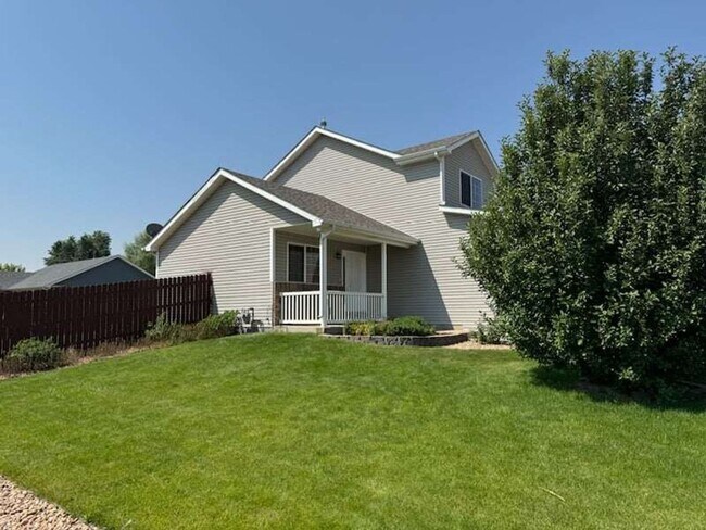 Building Photo - Spacious two story home with finished base...