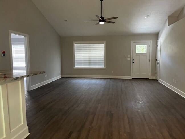 Building Photo - 3 Bedroom 2 Bath House