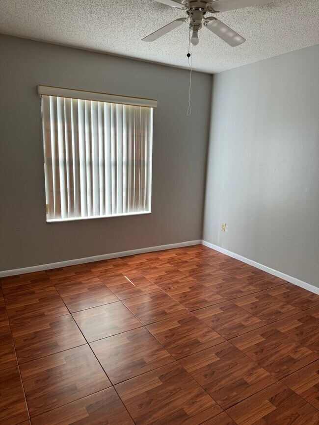 Foto del edificio - Spacious 3 bedroom, 2 bathrooms multiplex unit.