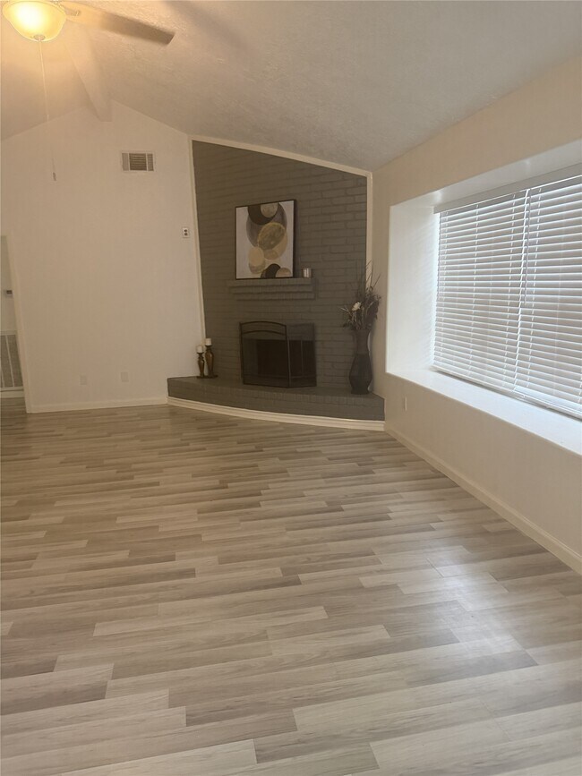 Foto del edificio - 1211 Twining Oaks Ln