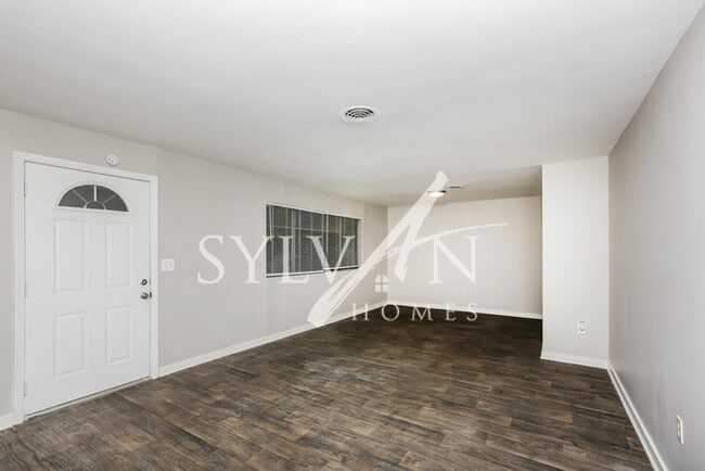 Building Photo - Feel welcome in this well-maintained 3BR 2...