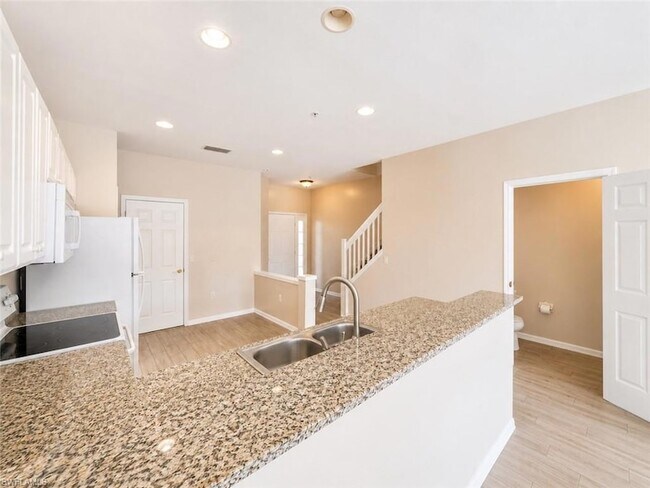 Foto del edificio - 912 Hampton Cir
