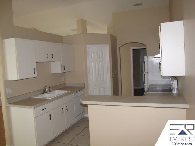 Building Photo - 66 Russell Dr