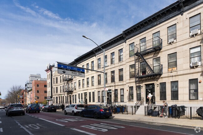 Foto del edificio - 127 Rogers Ave