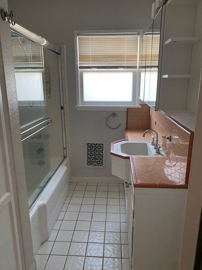 Foto del edificio - 5243 Wilkinson Ave