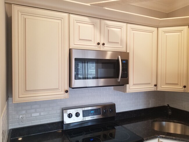 Building Photo - 11 E State St