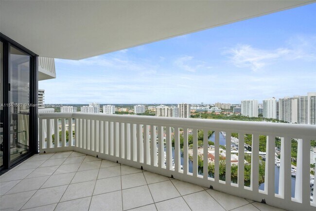 Foto del edificio - 2000 Island Blvd