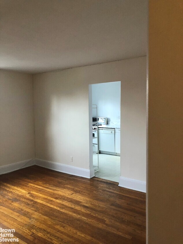 Building Photo - Top Floor Studio in Brooklyn Heights