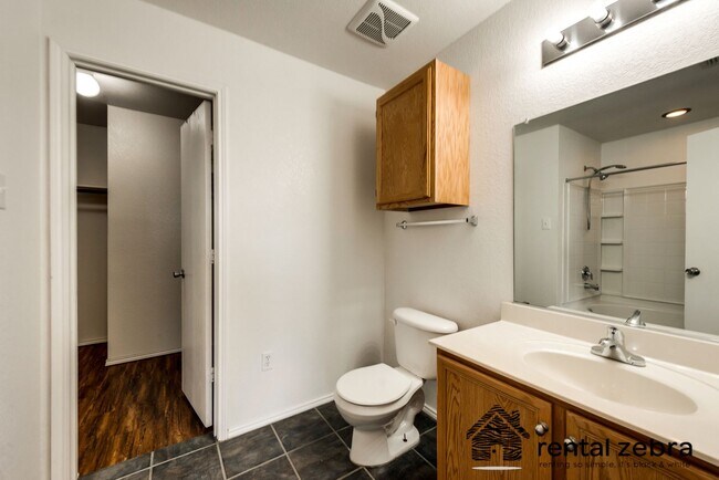 Building Photo - South Fort Worth: Three bedroom