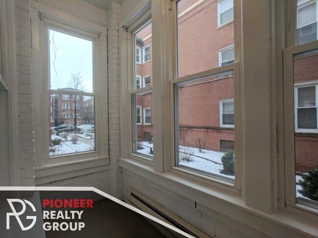 Building Photo - 4421 N Wolcott Ave