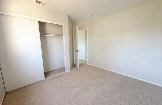 Foto del edificio - Charming 4BR House in Rialto