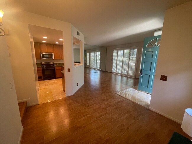 Building Photo - Bright and Spacious End-Unit Townhome in t...