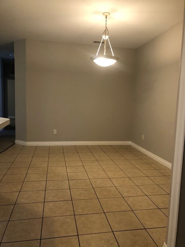 Building Photo - DERBY VILLAGE TOWNHOUSE