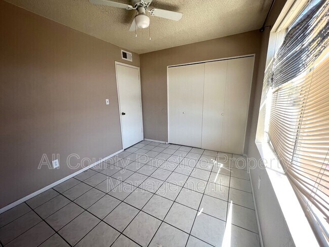 Building Photo - 2425 E Waltann Ln