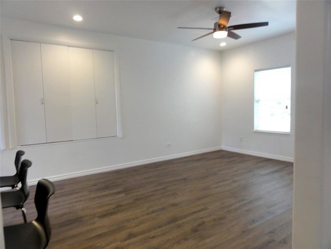 Building Photo - 2310 Pine Dr