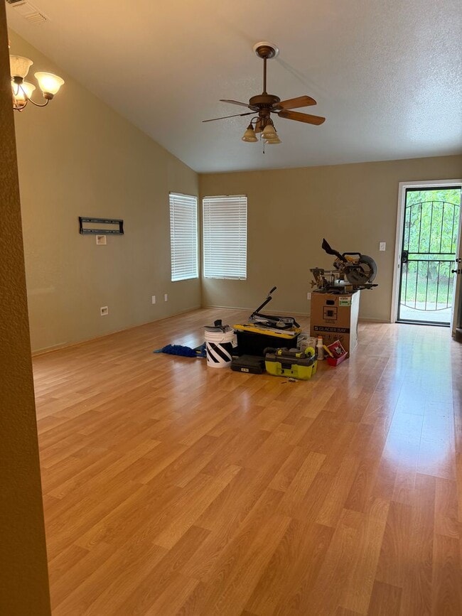 Building Photo - For Rent: 3 bedroom 2 bath