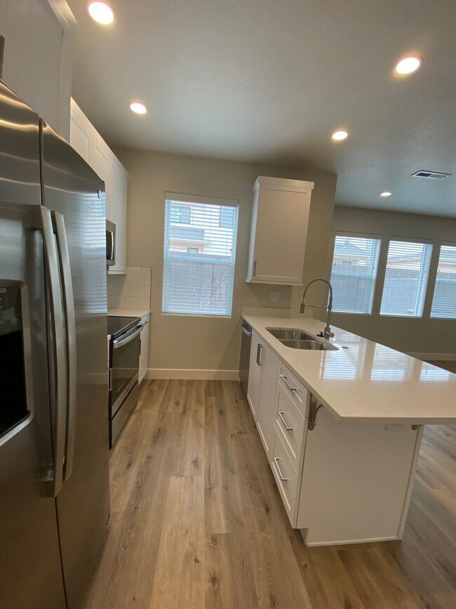 Foto del edificio - Mustang Townhome