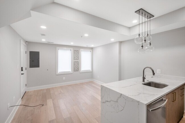Building Photo - Stunning 2 BR/2 BA 2-Level Condo in Columb...