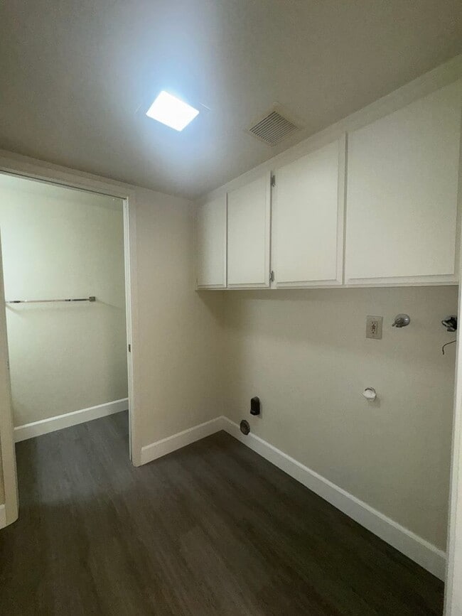 Building Photo - Cute 2 Bedroom