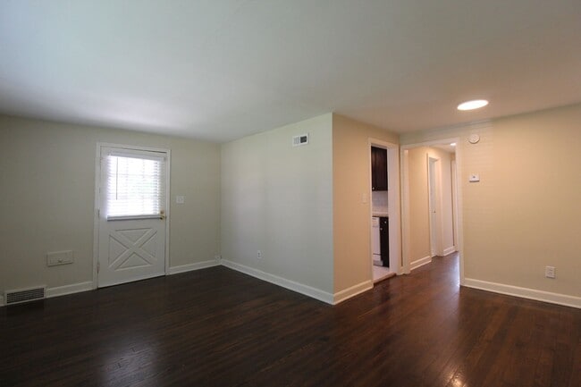 Building Photo - Fully Renovated 1 Bedroom 1 Bath in North Kansas City