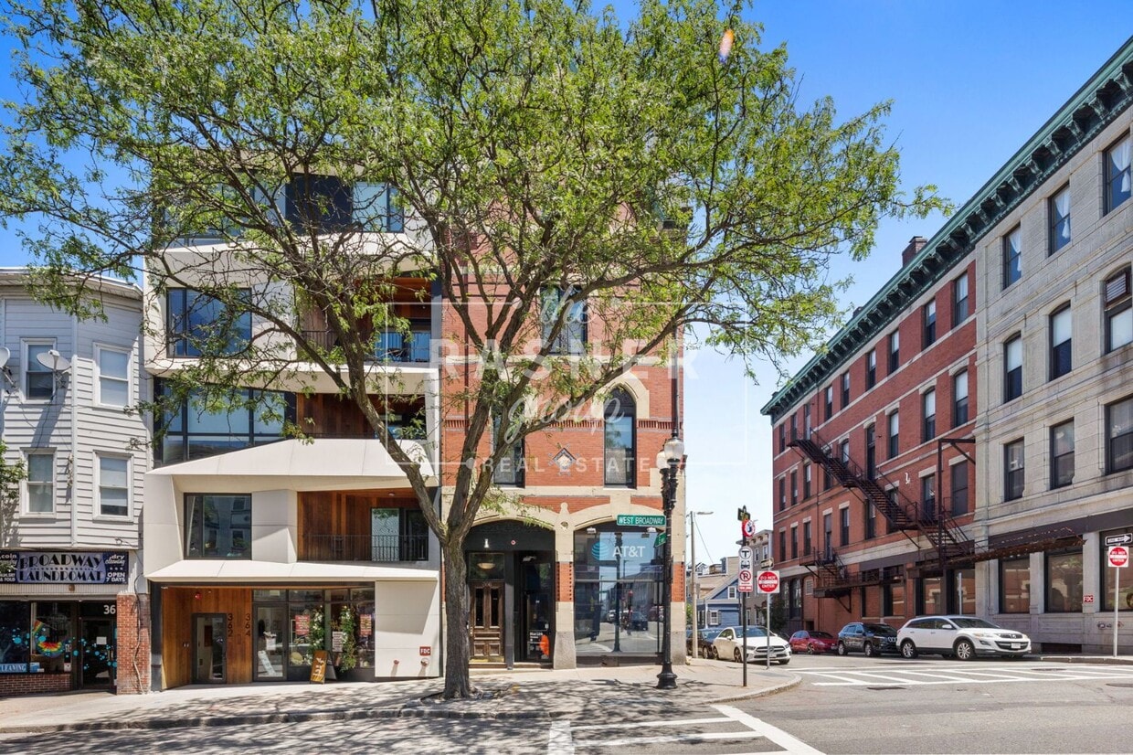 Primary Photo - 366 W Broadway