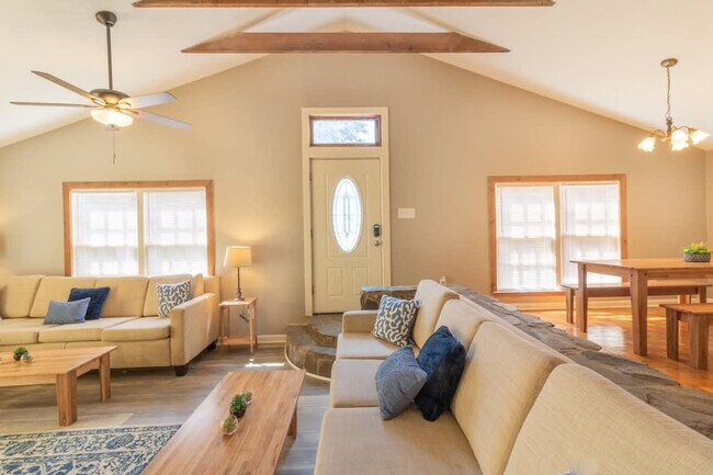 Foto del edificio - 3912 Crestview Dr