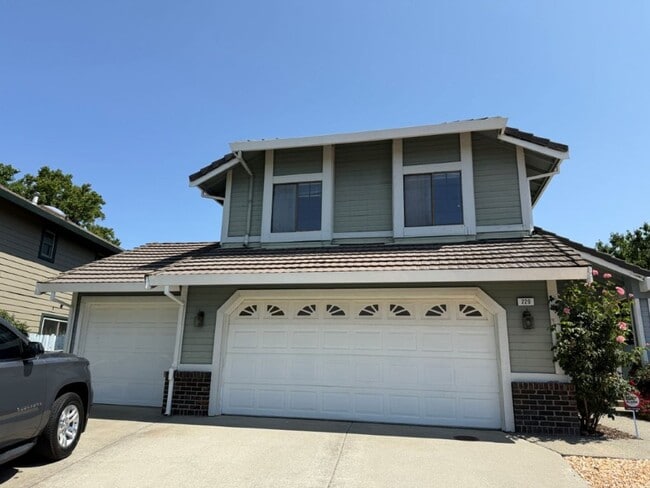 Building Photo - Modern 4 Bedroom 3 Car Garage Dixon *Star ...
