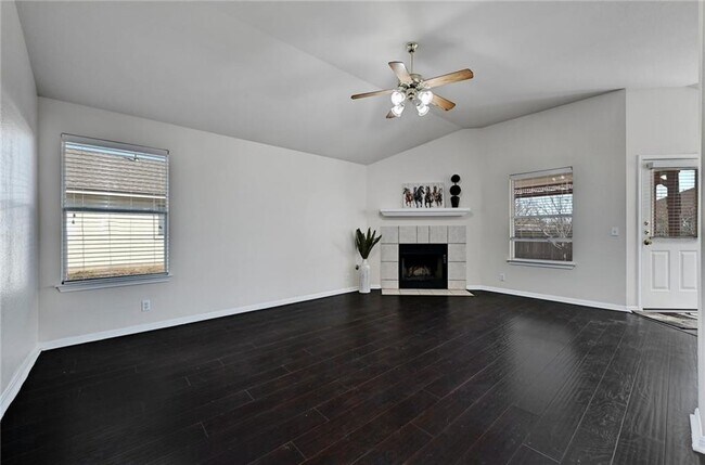 Foto del edificio - 317 McCoy Ln