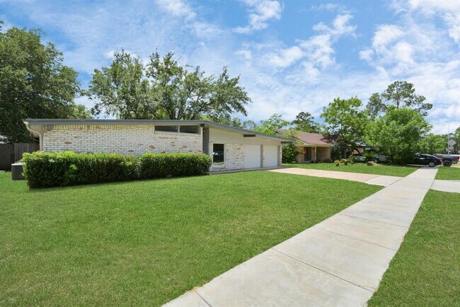 Foto del edificio - 10951 Shadow Wood Dr