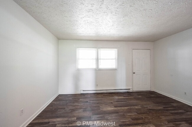 Building Photo - "Charming 2-Bedroom Retreat with 844 Sq Ft of Comfort in Fountaintown!"