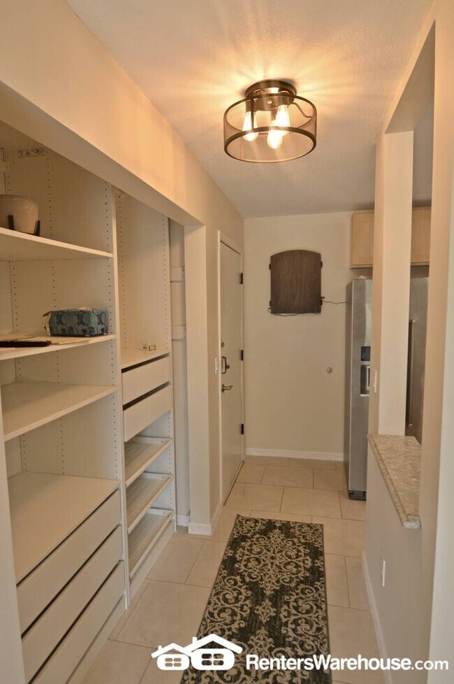 Building Photo - Beautiful 2B/2BA Condo Located in Robbinsdale with Lakeview.
