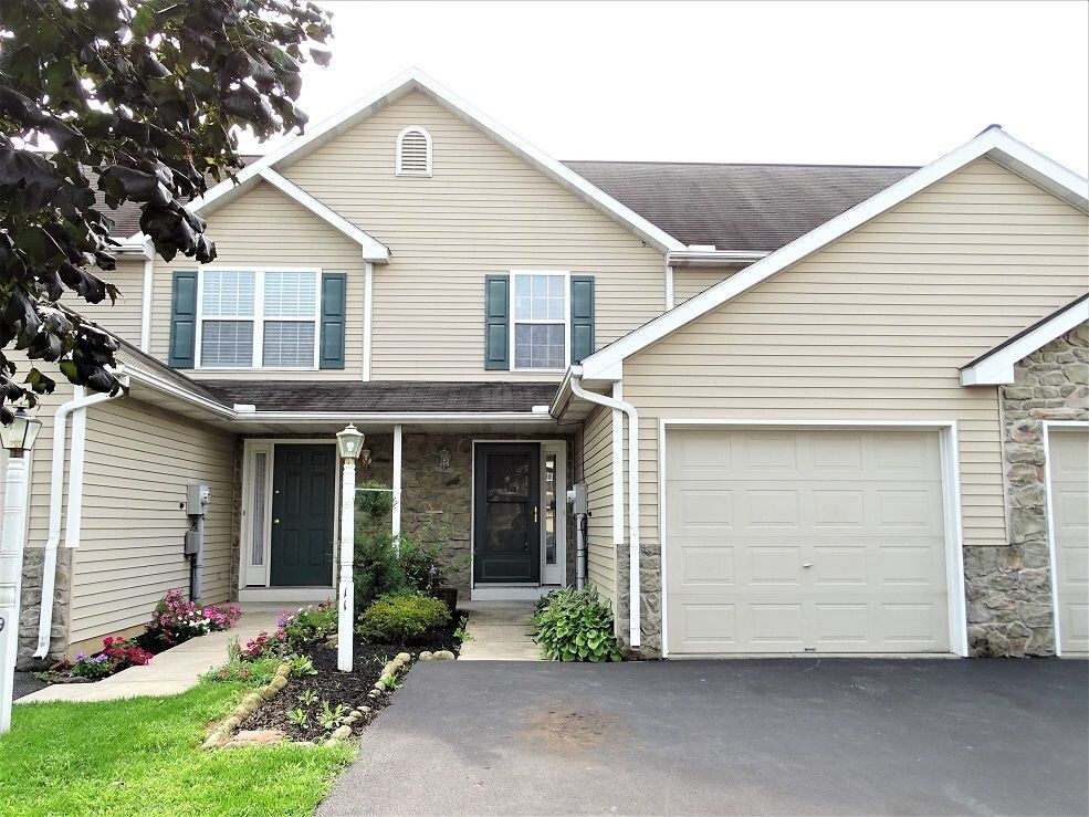 11 Sandstone Ct, Lititz, PA 17543 Townhouse for Rent in Lititz, PA