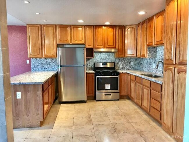 Building Photo - 3 bedroom in San Francisco CA 94112