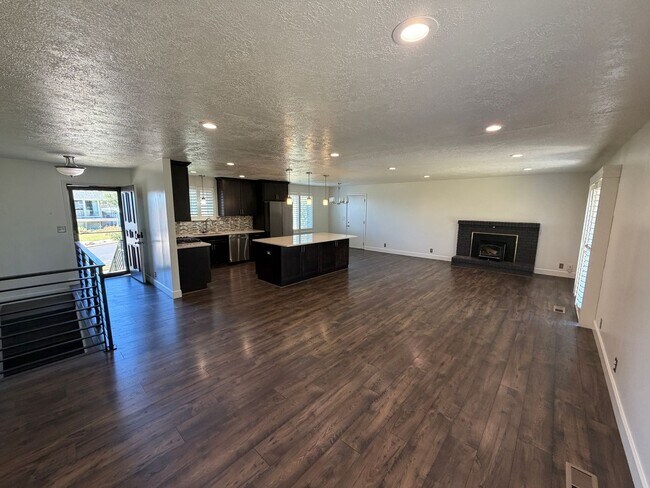 Foto del edificio - Spacious 4 Bed, 2 Bath Home with Fenced Yard